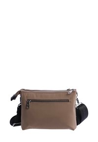 Bolso bandolera de nailon marrón con dos compartimentos con cremallera, correa ajustable negra y herrajes en tono plateado. Textura suave y duradera.