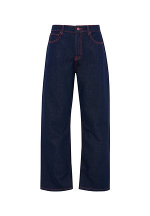 Jeans en denim bleu foncé à jambes larges avec surpiqûres rouges, bouton devant et poches sur fond blanc.