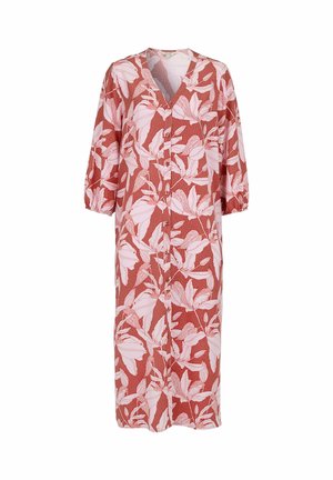 Lang, rustrød kjole med knapper, rosa bladmønster, V-hals og 3/4 pufærmer.