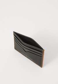 Portofel pentru carti din piele neagra cu cusaturi maro. Dispune de multiple sloturi si o suprafata texturata. Are o forma rectangulara compacta cu partea de sus deschisa.