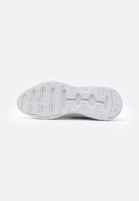 Sole di sneaker bianca con scanalature texturizzate ed elementi di ammortizzazione. Presenta una finitura liscia e un design minimale con accenti di branding sottili.