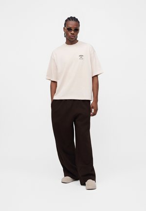 adidas Originals, TREFOIL ESSENTIALS BAGGY PANTS UNISEX - Παντελόνι φόρμας - aurora coffee
