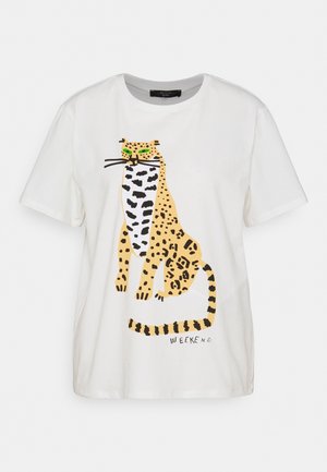 Biały bawełniany t-shirt z grafiką lamparta w kolorze żółtym i czarnym, z zielonymi oczami, oraz napisem "WEEKEND" poniżej, nadrukowanym na czarno.