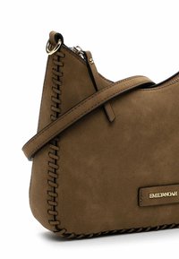 Sac à épaule en daim marron avec une forme arrondie, featuring un bord cousu décoratif, une bandoulière ajustable et des accents en or.