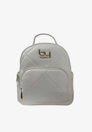 Zaino bianco trapuntato con tasca frontale con cerniera, cursori oro e logo "byblos" oro nella parte superiore centrale, manico singolo in alto.