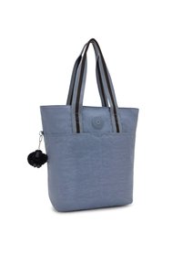 Borsa a tracolla azzurro chiaro con superficie texturizzata, manici a strisce grigio scuro, dettaglio con bottone e un charm a pompon nero attaccato.