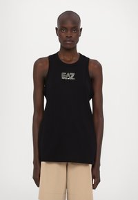 Melnā bez piedurknēm tvertne, izgatavota no gludas auduma, ar zelta un balto "EA7" logotipu uz krūtīm. Apakšmala sasniedz gurnus.