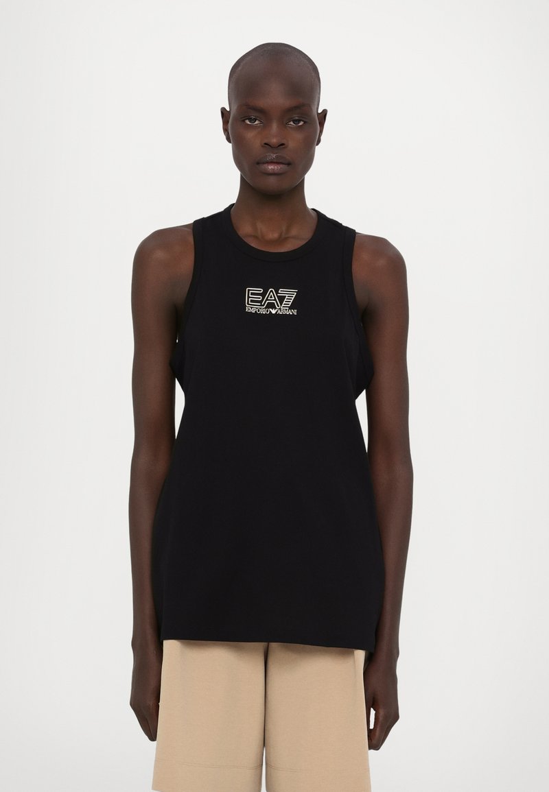 Melnā bez piedurknēm tvertne, izgatavota no gludas auduma, ar zelta un balto "EA7" logotipu uz krūtīm. Apakšmala sasniedz gurnus.