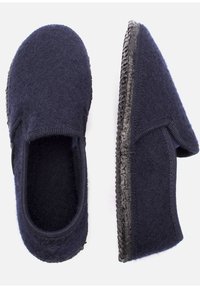 Pantofole in feltro blu navy con profilo basso, elastico laterale e suola in gomma antiscivolo. Interno morbido con dettaglio di cuciture a contrasto.