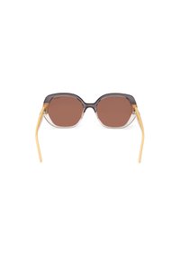 Gafas de sol rectangulares con tonalidades marrones, con un marco gris transparente y brazos amarillos. Incluyen detalles en tono dorado en la bisagra.