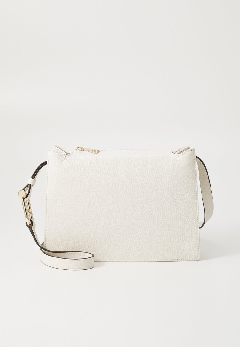 Bolso de mano de cuero blanco con un acabado texturizado, forma rectangular, cierre superior con cremallera y una correa ajustable delgada. Acentos en tono dorado.