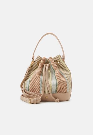 Sac seau à cordon avec rayures tissées multicolores, base et poignée en cuir beige, plus bandoulière réglable avec boucle dorée.