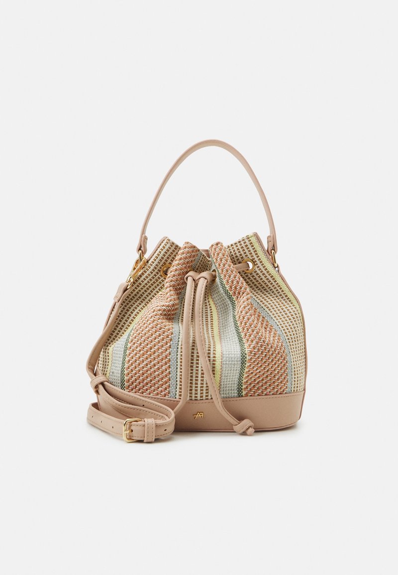 Sac seau à cordon avec rayures tissées multicolores, base et poignée en cuir beige, plus bandoulière réglable avec boucle dorée.