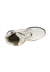 Witte hoge sneakers met een zachte, met bont gevoerde kraag, metalen accenten en een gestructureerde zool. Veters zijn doorgedreven door versterkte veterogen.
