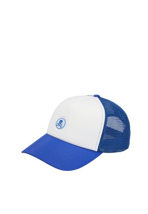 Gorra de camionero azul y blanca con parte trasera de malla y un pequeño emblema azul de calavera y huesos cruzados en el panel frontal.