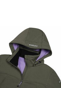 Chaqueta con capucha de color verde oliva con forro polar morado, cremallera parcial abierta y pequeño logo blanco en la capucha y la manga.