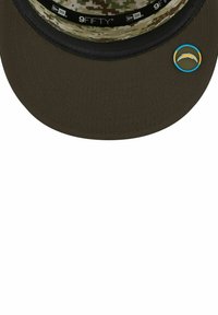 Schwarze und grüne Tarnmütze mit flachem Schirm. Verfügt über ein rundes Logo in Blau und Gelb sowie ein strukturiertes Gewebe im Innenfutter.