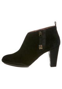 Czarny zamszowy kozak za kostkę o zaokrąglonym kształcie, z bocznym zamkiem błyskawicznym i teksturowanym obcasem typu blok. Posiada pasek z ozdobną klamrą.