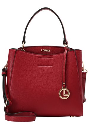 Sac à main en cuir rouge texturé avec poignée supérieure, bandoulière amovible, breloque logo doré et nom de la marque L. Credi à l'avant.