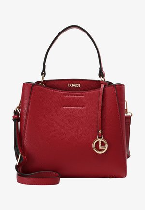 Sac à main en cuir rouge texturé avec poignée supérieure, bandoulière amovible, breloque logo doré et nom de la marque L. Credi à l'avant.