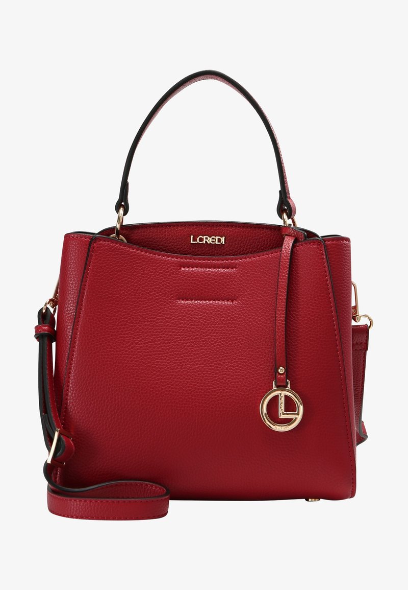 Sac à main en cuir rouge texturé avec poignée supérieure, bandoulière amovible, breloque logo doré et nom de la marque L. Credi à l'avant.
