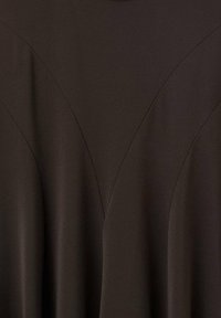 Dunkelbraunes Kleid aus einem weichen, strukturierten Stoff mit einem V-förmigen Design an der Taille und einer lässigen Passform. Keine sichtbaren Beschläge.