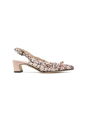 Beżowo-brązowy pleciony but typu slingback z niskim szerokim obcasem i małą kokardką na szpiczastym nosku na białym tle.