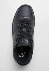 Schwarze Sneaker mit glattem Lederoberteil, Schnürdesign, perforierten Details an der Zehenpartie und einem weißen Logo auf der Zunge.