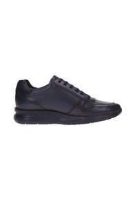 Zapatillas de cuero marino con textura suave, puntera redonda y diseño de cordones. Presentan una suela acolchada y detalles de costura sutiles.