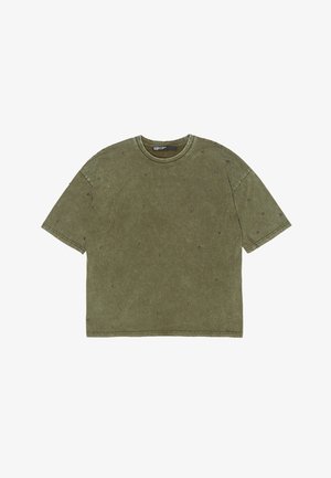 Camiseta de algodón verde oliva de corte relajado, con acentos de cuentas negras dispersas y cuello redondo. Mangas cortas, textura suave.