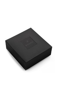 Must ristkülikukujuline karp mattviimistlusega, millel on peal reljeefne logo. Ei ole nähtavaid riistvarasid ega aksente.