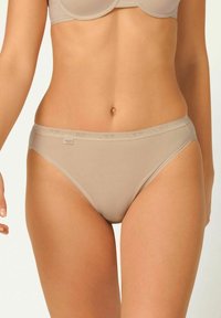 Beige Unterwäsche mit glatter Stoffoberfläche, im Hipster-Schnitt, und dekorativen Nähten entlang des Bundes, mit einem kleinen Markenetikett.