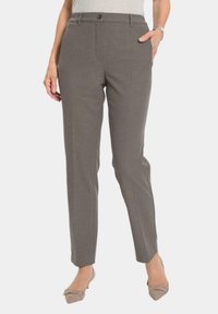 Grijze nauwsluitende broek met een gladde textuur, voorzien van een knoopsluiting, riemlussen en twee zijzakken, ontworpen voor een slim fit.