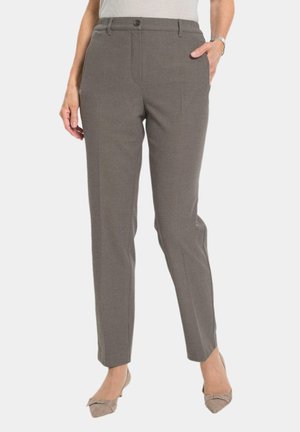 Graue maßgeschneiderte Hose mit glatter Textur, ausgestattet mit einem Knopfverschluss, Gürtelschlaufen und zwei Seitentaschen, entworfen für einen schlanken Schnitt.