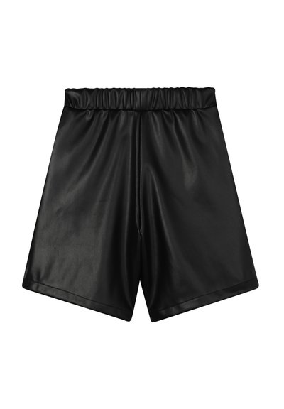 Shorts en cuir synthétique noir avec une taille élastique et une texture lisse, présentant une coupe droite et sans matériel ou motifs visibles.