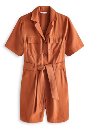 Pomarańczowy kombinezon z krótkim rękawem, kołnierzykiem, dwoma kieszeniami na piersi, paskiem wiązanym w talii oraz gładką teksturą tkaniny.