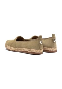 Scarpe slip-on in suede verde oliva con punta arrotondata, suola centrale avvolta in juta e dettagli in logo argentato sul retro. Suola in gomma piatta.
