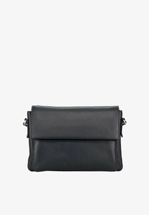 Pochette en cuir noir avec une finition texturée, forme rectangulaire, fermeture à rabat et bandoulière amovible. Logo discret à l'avant.