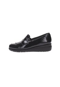 Mocassino in pelle verniciata nera con suola a zeppa bassa. Presenta una finitura testurizzata e una fascia decorativa lungo il puntale.