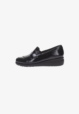Mocassino in pelle verniciata nera con suola a zeppa bassa. Presenta una finitura testurizzata e una fascia decorativa lungo il puntale.