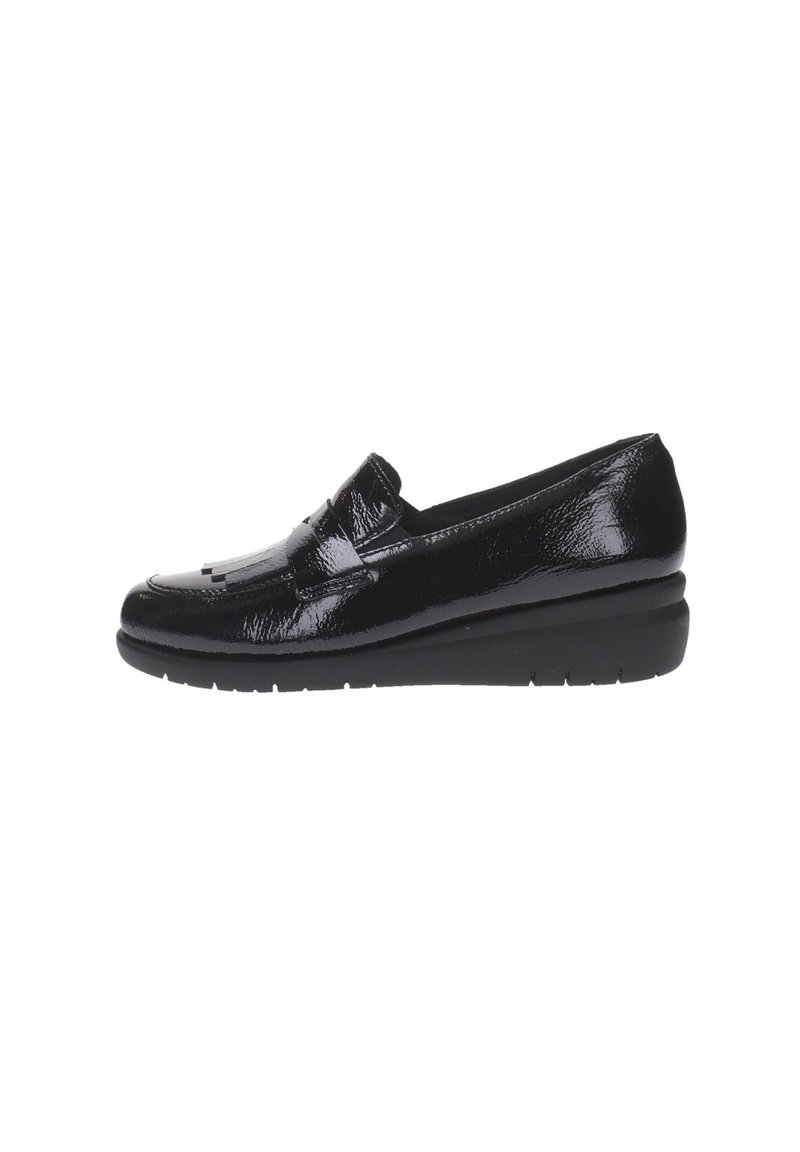 Mocassino in pelle verniciata nera con suola a zeppa bassa. Presenta una finitura testurizzata e una fascia decorativa lungo il puntale.