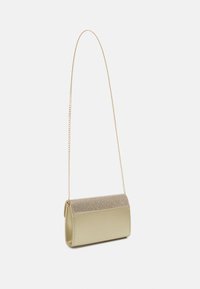 Metaliczna złota torebka z łańcuszkowym paskiem, o prostokątnym kształcie, gładkiej teksturze i błyszczącej, koralikowej górnej części. Kompaktowy design.