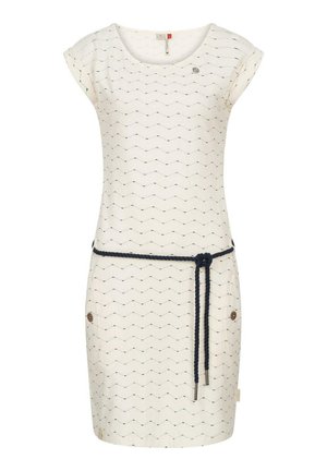 Kremowa sukienka do kolan z krótkimi rękawami, delikatnym zygzakowatym wzorem, dwoma bocznymi kieszeniami na guziki oraz granatowym paskiem z liny przewiązanym w talii.