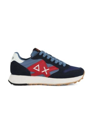 Sneaker blu navy con lacci azzurri, logo rosso di lato, tab di gomma bianco sul tallone e suola beige con battistrada nero e gomma.