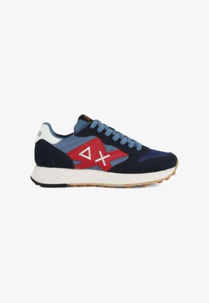 Sneaker blu navy con lacci azzurri, logo rosso di lato, tab di gomma bianco sul tallone e suola beige con battistrada nero e gomma.