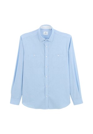 Chemise boutonnée à manches longues bleu clair avec deux poches poitrine à boutons sur le devant et un col classique, sur fond blanc.