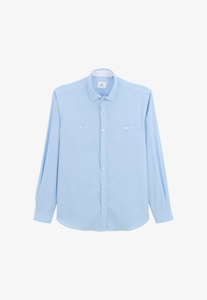 Chemise boutonnée à manches longues bleu clair avec deux poches poitrine à boutons sur le devant et un col classique, sur fond blanc.