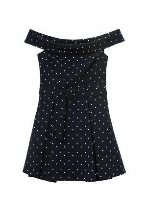 Marineblaues schulterfreies Kleid mit weißen Polka-Dots, einem taillierten Gürtel mit rechteckiger Schnalle und einem plissierten A-Linien-Rock.