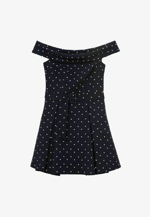 Marineblaues schulterfreies Kleid mit weißen Polka-Dots, einem taillierten Gürtel mit rechteckiger Schnalle und einem plissierten A-Linien-Rock.
