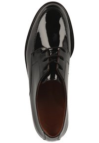 Scarpe stringate in vernice nera con una finitura liscia e lucida, silhouette strutturata e fodera in pelle marrone. Presentano sei fori per i lacci.